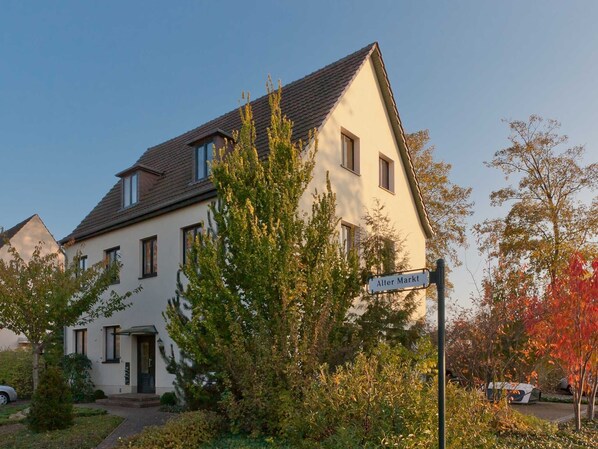 Unclassified image, 1 of 7, button