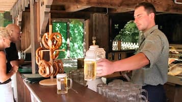 Eine Barbereich mit Brezeln, Bierkrügen und einem großen Bierkrug auf der Theke.