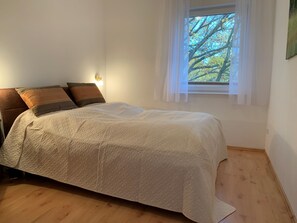 2 bedrooms, travel crib, WiFi