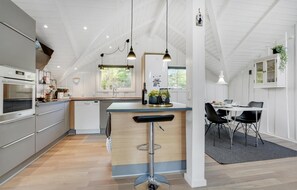 Fridge, microwave, stovetop, dishwasher - 3 bedroom stunning home in Blåvand (Blåvand)