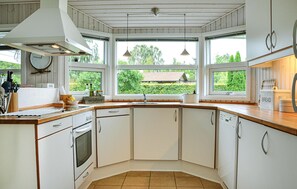 Køleskab, kogeplade, opvaskemaskine, kaffe-/temaskine