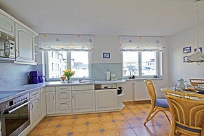 Een koelkast, een magnetron, een oven, een vaatwasser