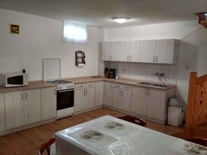 Fridge, microwave, coffee/tea maker, toaster - Holiday home with internet access, in the middle of nature (Balatonfökajár)