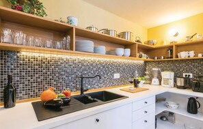 Frigorífic, microones, placa de cuina i rentaplats 