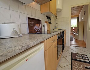 Refrigerador, microondas, horno y cafetera y tetera 