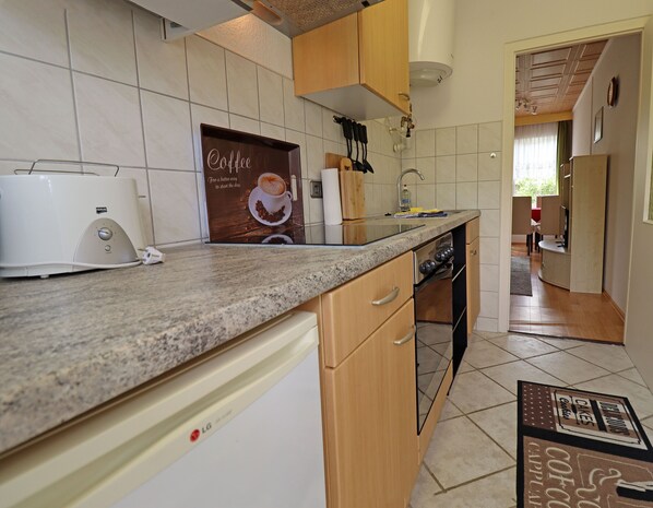 Refrigerador, microondas, horno y cafetera y tetera 