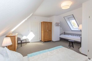 3 bedrooms, travel crib, WiFi