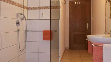 Een douche, een haardroger, handdoeken, zeep
