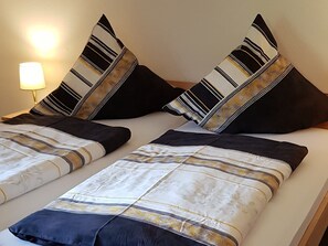 2 camere, una scrivania, ferro/asse da stiro, culla da viaggio