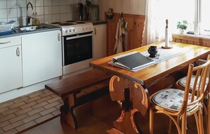 Kylskåp, mikrovågsugn, spishäll och kaffe- och tebryggare