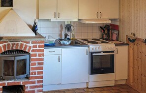 Kylskåp, mikrovågsugn, spishäll och kaffe- och tebryggare