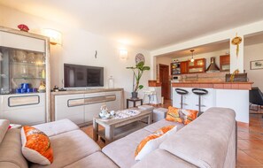 تلفزيون، مدفأة، كرة قدم الطاولة، تنس طاولة