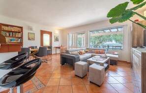 تلفزيون، مدفأة، كرة قدم الطاولة، تنس طاولة