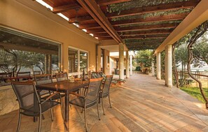 تناول الطعام بالخارج