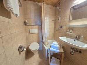 Dusche, Haartrockner, Handtücher, Seife