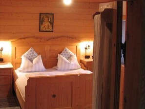 1 bedroom, travel cot, WiFi, bed sheets