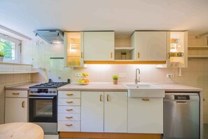 Kühlschrank, Mikrowelle, Ofen, Herdplatte