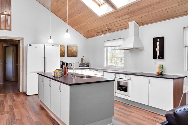 KylskÄp, spishÀll, diskmaskin och kaffe- och tebryggare