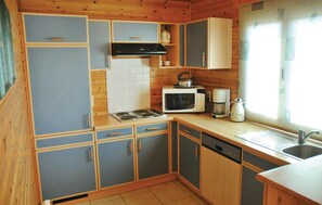 Een koelkast, een kookplaat, een vaatwasser