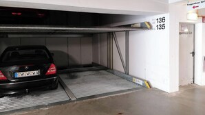 En parkeringskælder med en bil parkeret på en reserveret plads.