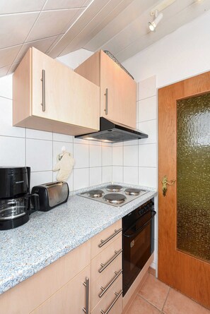 KĂŒhlschrank, Mikrowelle, Ofen, Hochstuhl