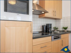 Kühlschrank, Ofen, Geschirrspüler, Wasserkocher mit Kaffee-/Teezubehör