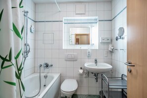 Een haardroger, handdoeken