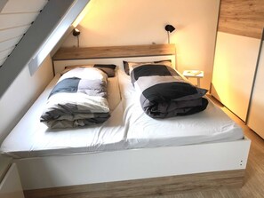 2 bedrooms, travel crib, WiFi