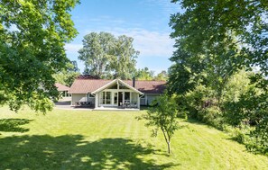 Exterior - Gorgeous home in Dronningmølle (Dronningmølle)