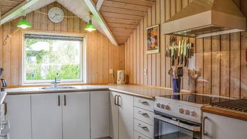 Køleskab, kogeplade, opvaskemaskine, kaffe-/temaskine