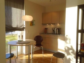 Refrigerador, microondas, lavavajillas y cafetera y tetera