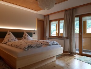 2 bedrooms, travel cot, WiFi, bed sheets