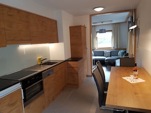 Kühlschrank, Ofen, Geschirrspüler, Wasserkocher mit Kaffee-/Teezubehör