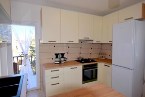 Refrigerador, horno, placa de cocina, utensilios de cocina