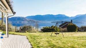 Eine Holzterrasse mit Blick auf einen See und Berge.
