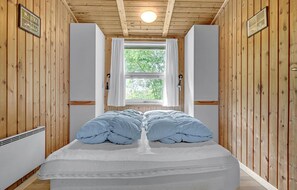 4 bedrooms, travel crib, free WiFi - Beautiful home in Glesborg with sauna (Glesborg)