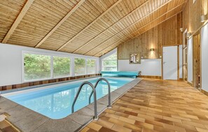 من حمّامات السباحة المغطاة