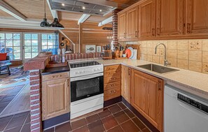 Fridge, stovetop, dishwasher, coffee/tea maker - Beautiful home in Ringkøbing with WiFi (Ringkøbing)