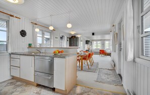 Kjøleskap, kokeplater, oppvaskmaskin og kaffetrakter/tekoker