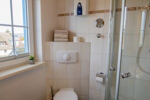 Douche, séchoir à cheveux, serviettes fournies