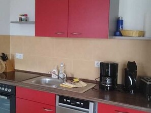 Réfrigérateur, four, lave-vaisselle, chaise haute