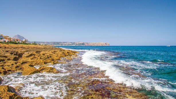 A coastal landscape with rocky terrain and a clear view of the sea. - Stunning home in Jávea (Jávea)