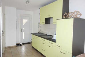 Een koelkast, een vaatwasser, een koffiezetapparaat/waterkoker