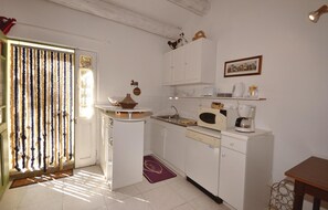 Réfrigérateur, micro-ondes, plaque de cuisson, lave-vaisselle