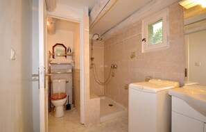 Shower - Gorgeous home in Crillon le Brave (Crillon le Brave)