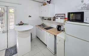 Fridge, microwave, stovetop, dishwasher - Gorgeous home in Crillon le Brave (Crillon le Brave)