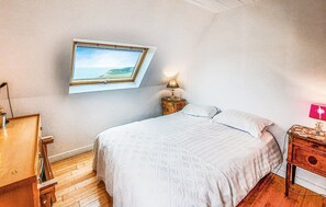 4 bedrooms, travel cot, free WiFi, bed sheets