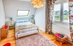 4 多间卧室、旅行婴儿床、免费 WiFi、床单