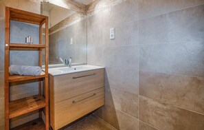 Bathtub - 2 bedroom beach front apartment in Furiani (Furiani)