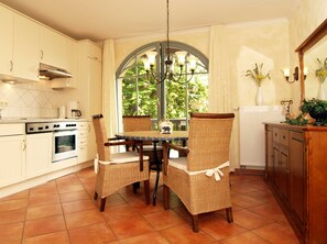 Kylskåp, ugn, diskmaskin och kaffe- och tebryggare